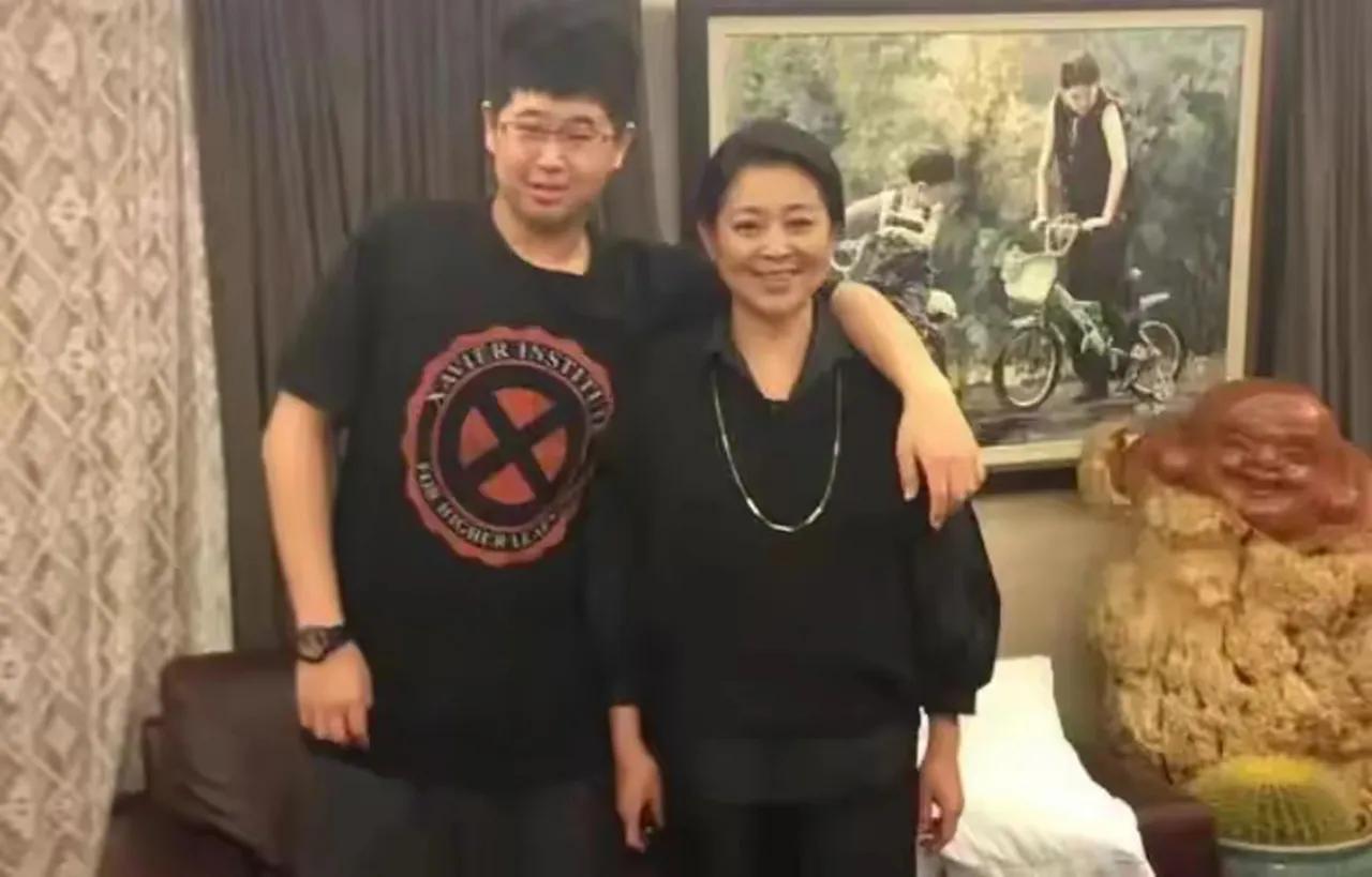 66岁倪萍icon在访谈里聊到儿子虎子icon坚决不结婚，眼泪当场掉下来，她说自