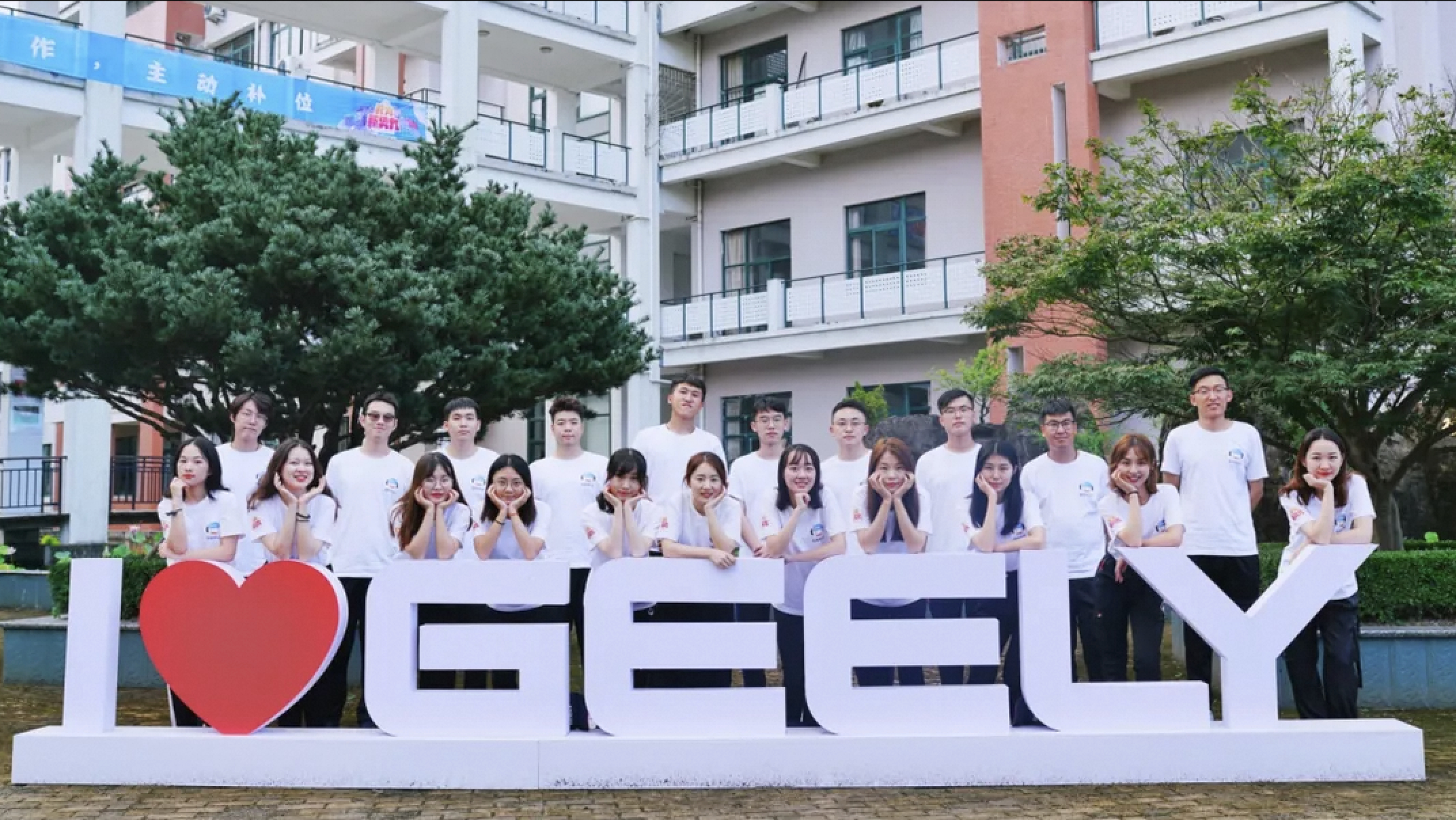 #长期主义者的职场回报##根基的力量# 今天看《吉利星主播》节目，发现个挺有意思