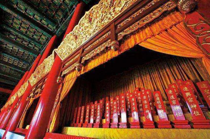 一座宫殿，九个牌位的位置。皇帝死了能不能进去，全看血脉离当朝皇帝有多远——亲缘"