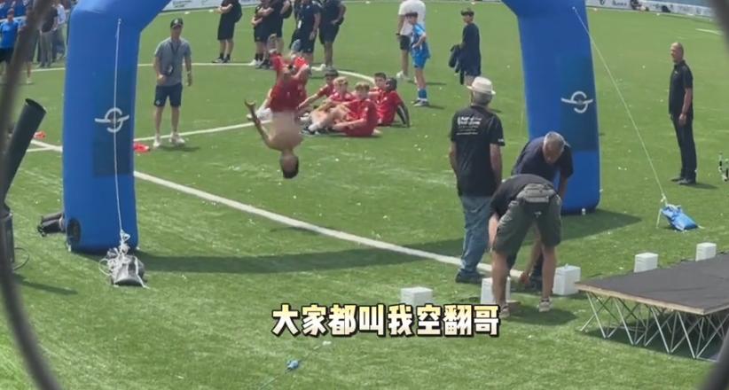 董路更新的消息，足球小将孟新艺已经动身赶往美国，他会作为护旗手亮相2026美加墨