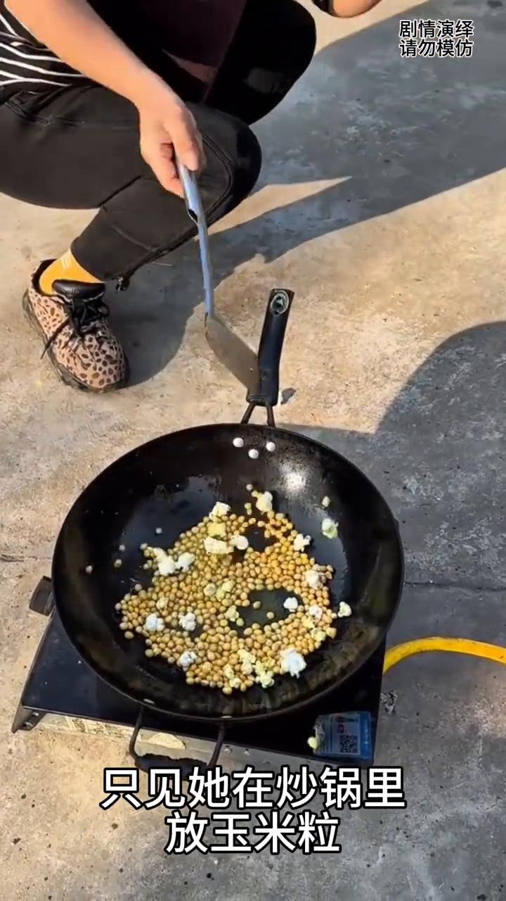 女子第一次在家做爆米花，谁知崩的哪里是。
女子第一次在家做爆米花，只见她在炒锅里