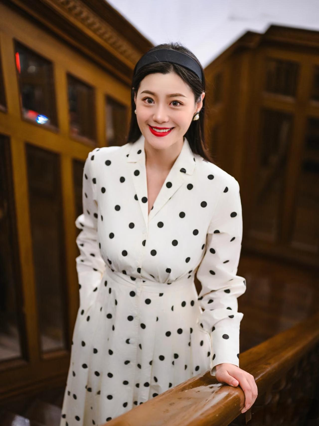 女人最耐看的长相是什么？精致的容颜，白色的波点连衣裙搭配一字带高跟鞋，非常优雅气