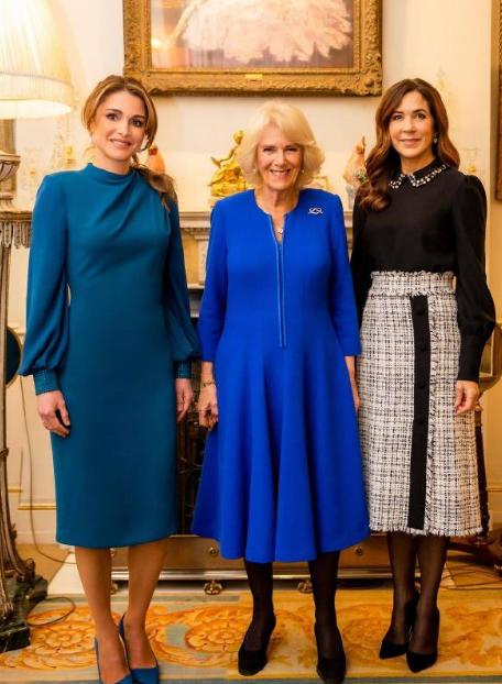 3后同框，她是国家之耻，卡米拉王后合不拢“腿”。
英国卡米拉王后、约旦王后拉尼亚