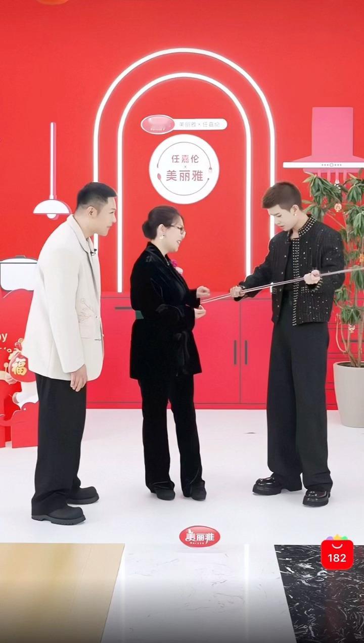 我也要玩任嘉伦放下给我玩 听说你今天一天干三个活哈哈哈 