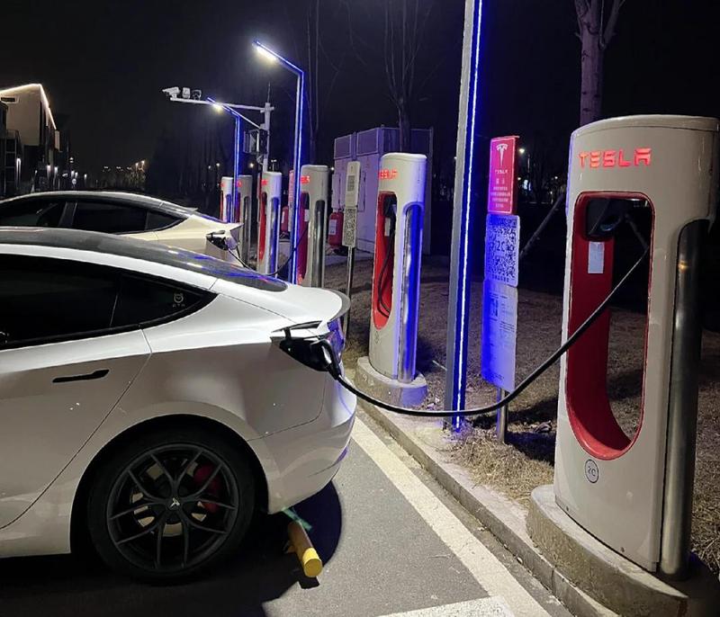 特斯拉调整超充站超时占用费 停留宽限期由5分钟延长至20分钟