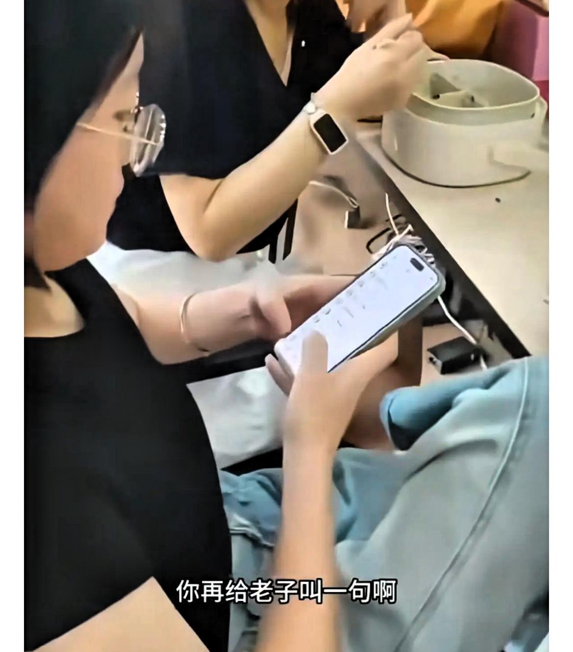 不知道大家注意到一个细节没有！

从眼镜妹的反应来看，她并不是第一次白嫖外卖了。