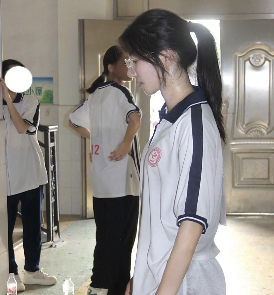 白里透红四个字具像化了…高中生