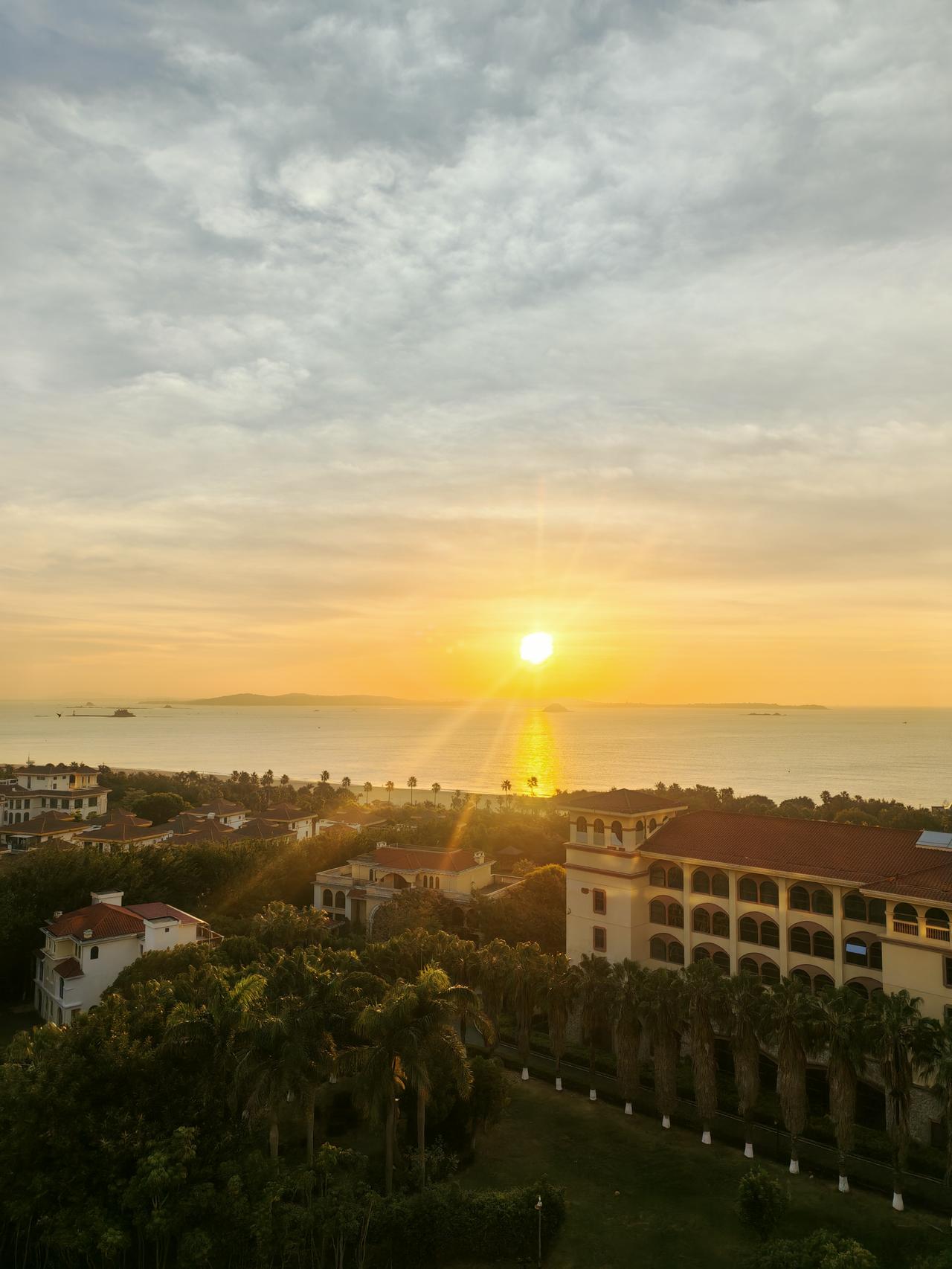 晨起的人是幸福的，​不仅可以享受到清晨的静谧，还有幸见证了一场美丽的海边日出。