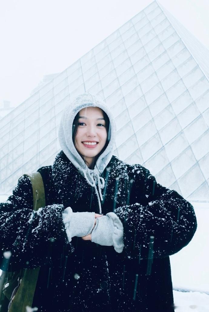 周也巴黎雪景随拍照周也在巴黎偶遇下雪  周也巴黎雪景随拍照。周也在巴黎偶遇下雪，