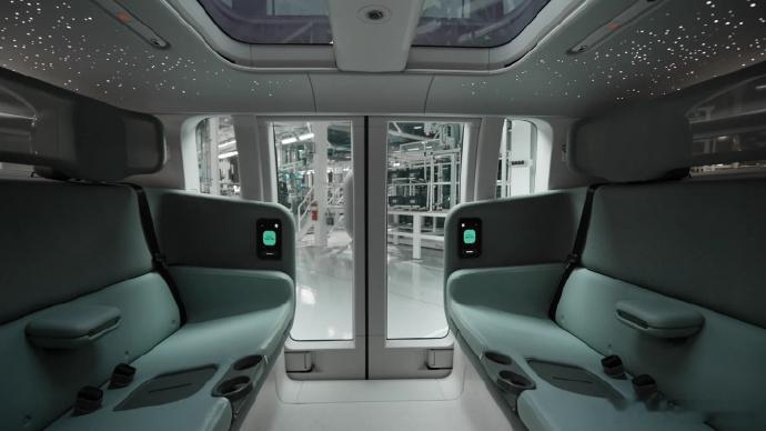 【亚马逊推出升级版 Zoox 自动驾驶出租车：星空顶 + 面对面座椅，乘坐体验更