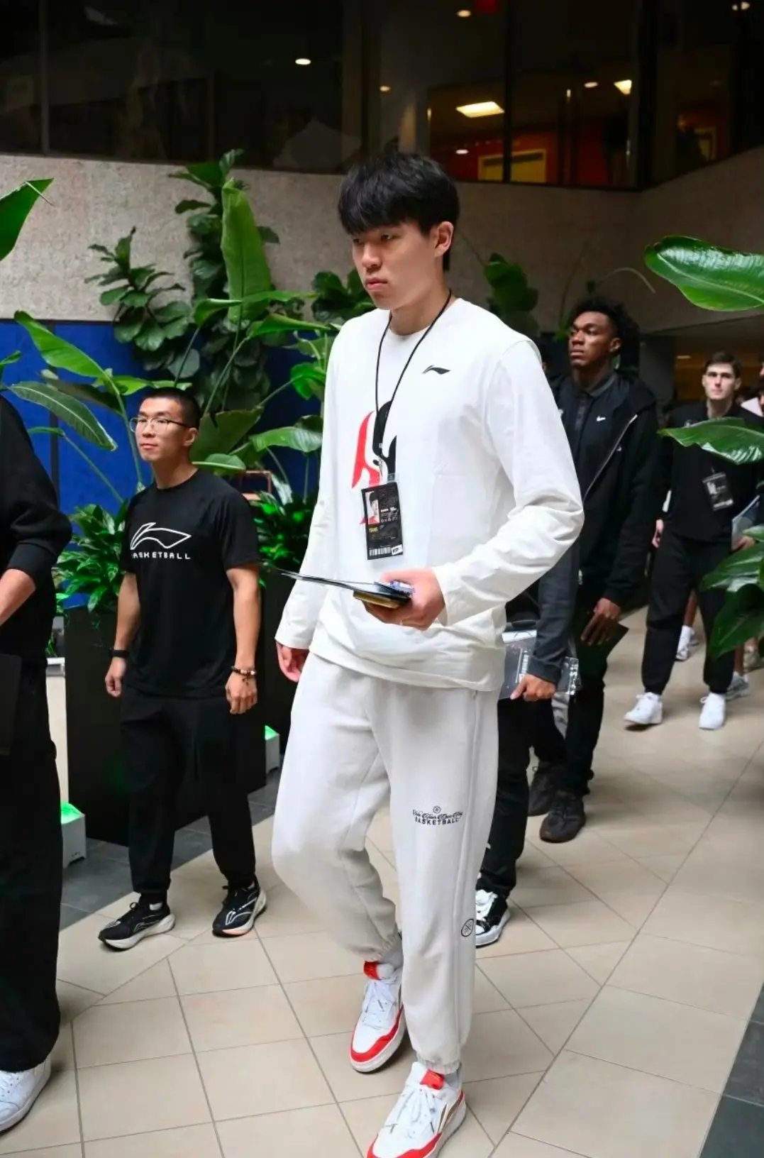 杨瀚森参加NBA新秀培训 杨瀚森到达纽约，参加联盟为新秀们安排的培训和课程！ ​