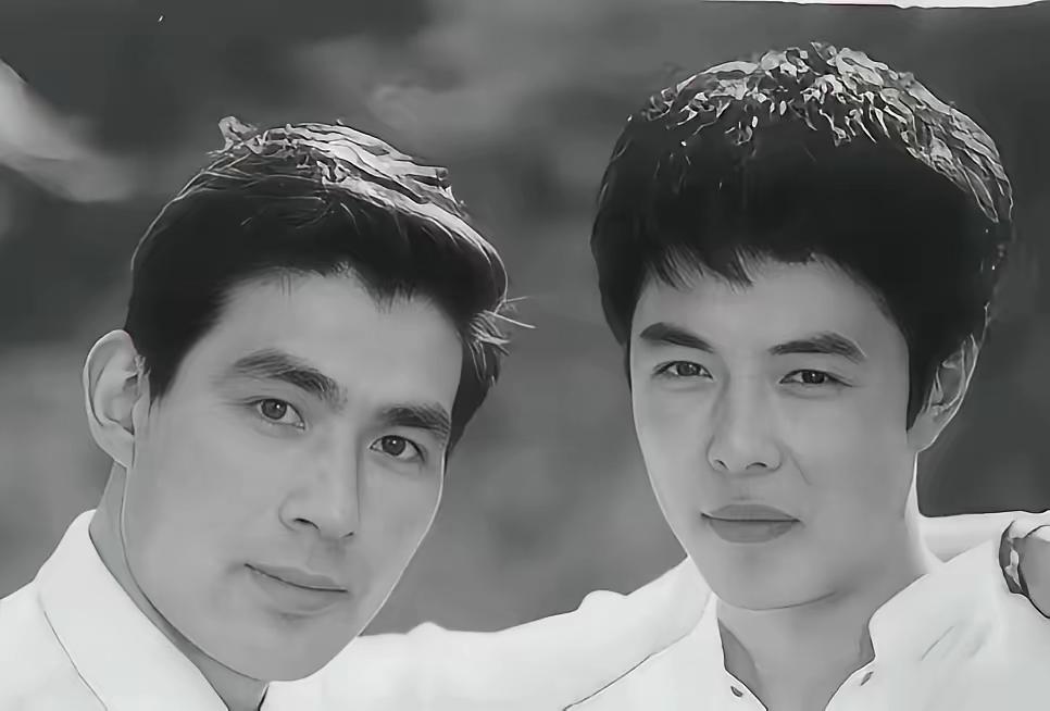 两个男生穿着白衬衫，靠在一起。一张八几年的照片吧，没想到他俩还有合影。风华正茂，