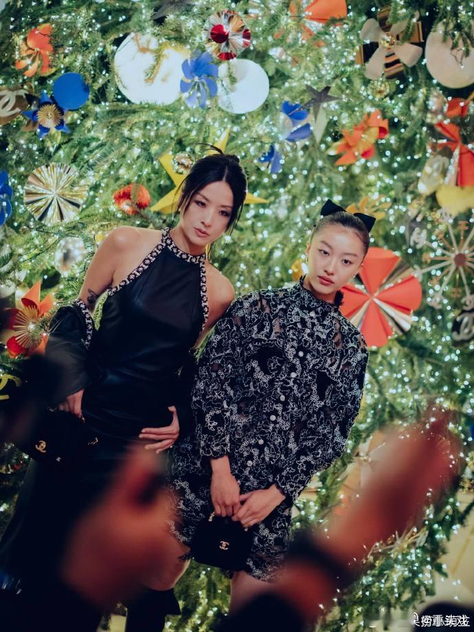 陈奕迅妻女晚宴合照 陈奕迅妻女出席晚宴，母女俩长得好像。  