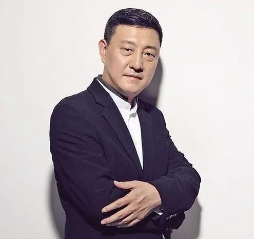 2011年，鲁豫在飞机上遇到歌手韩磊，两人座位相邻，她主动打招呼，结果韩磊只点了