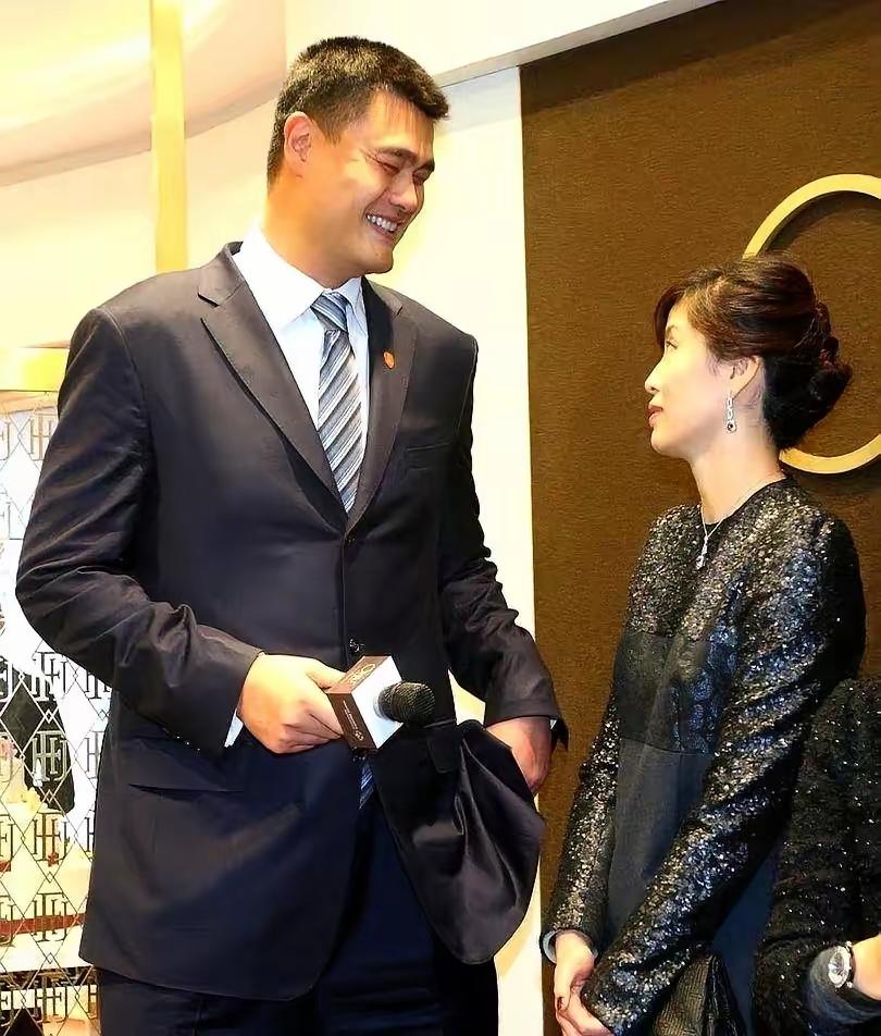 都以为姚明娶了叶莉是享福，其实他回家都在“受罪”。1米9的叶莉脖子得仰成90度才