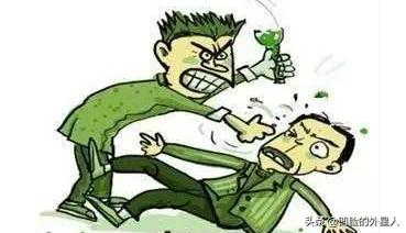 辽宁阜新，四川宜宾，一男子在夜宵摊，被3人故意挑衅殴打后，拿起一个啤酒瓶，砸向对