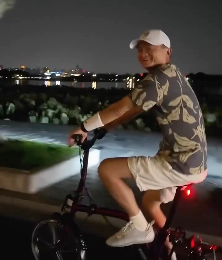 马云骑车夜游西湖骑的是1.8W的小布，没错，跟雷军之前骑的是一个牌子[吃瓜] ​