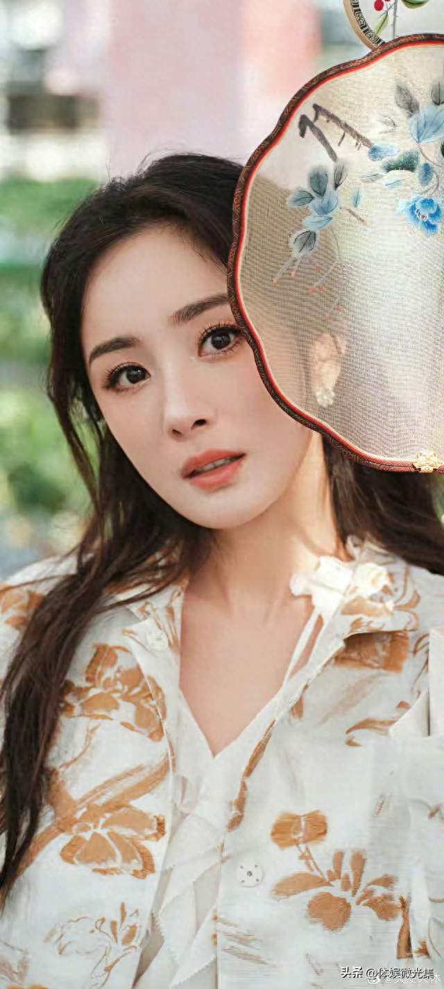 杨幂40岁生日状态封神！草莓园清新造型温柔出圈，