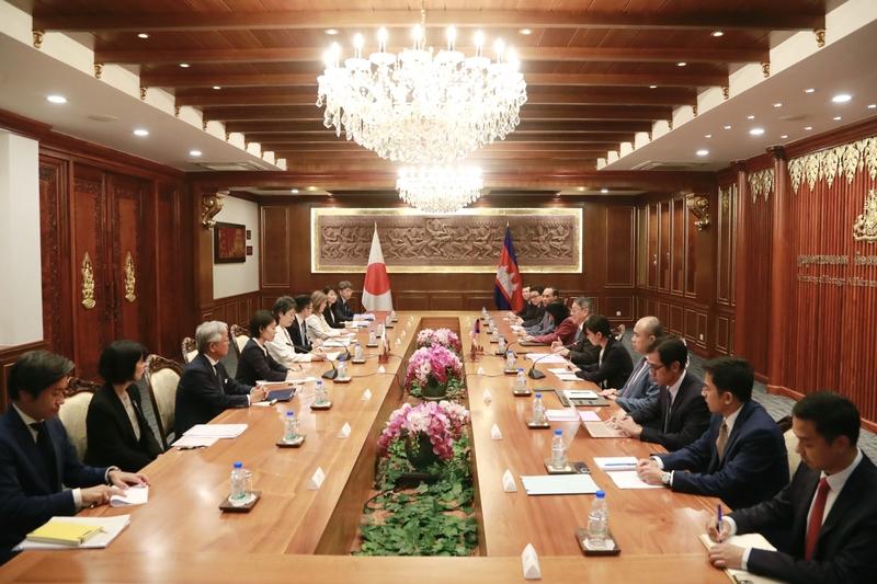 柬埔寨副首相放话：特朗普让我们惊醒 柬埔寨副首相孙占托称“特朗普让我们惊醒，不能