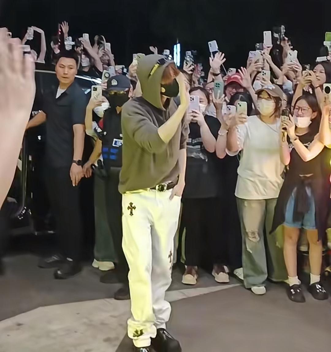 我就想知道檀健次刷到这个视频会笑成什么样？昨天晚上檀健次到达宁波机场之前，现场的