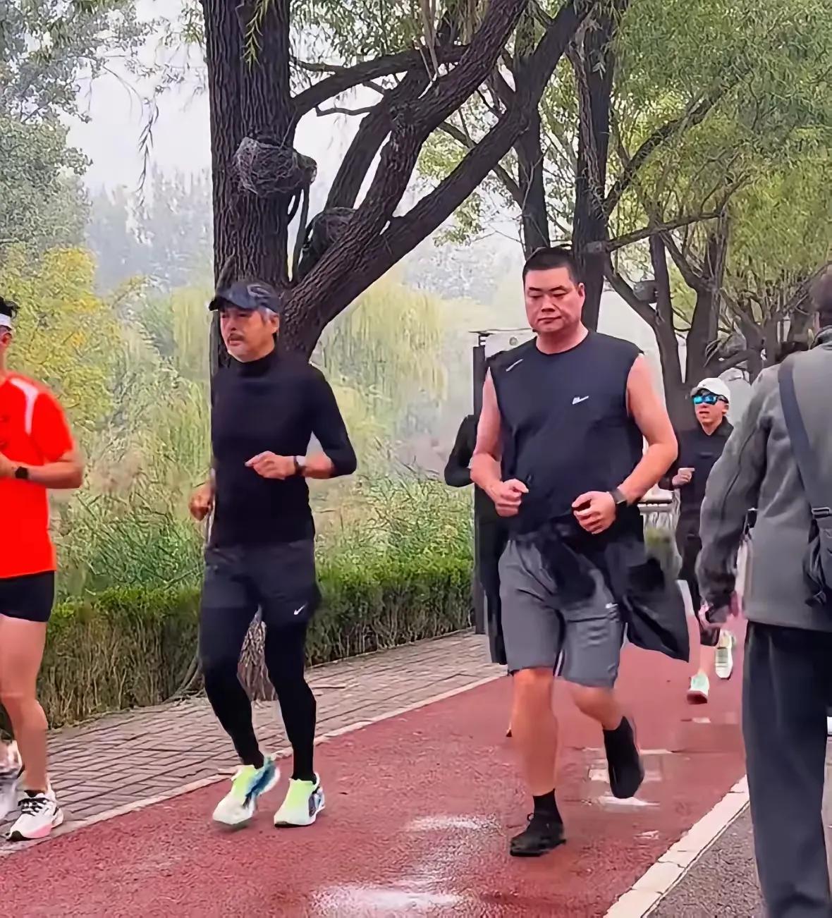 这是发哥在公园中的林荫小道上晨练，每天都坚持，大家都能看到他熟悉的身影，佩服发哥