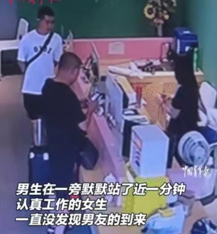 重庆一小伙当兵休假，想给女友惊喜，偷偷来到她上班的地方。不料，他悄悄站到女友旁边