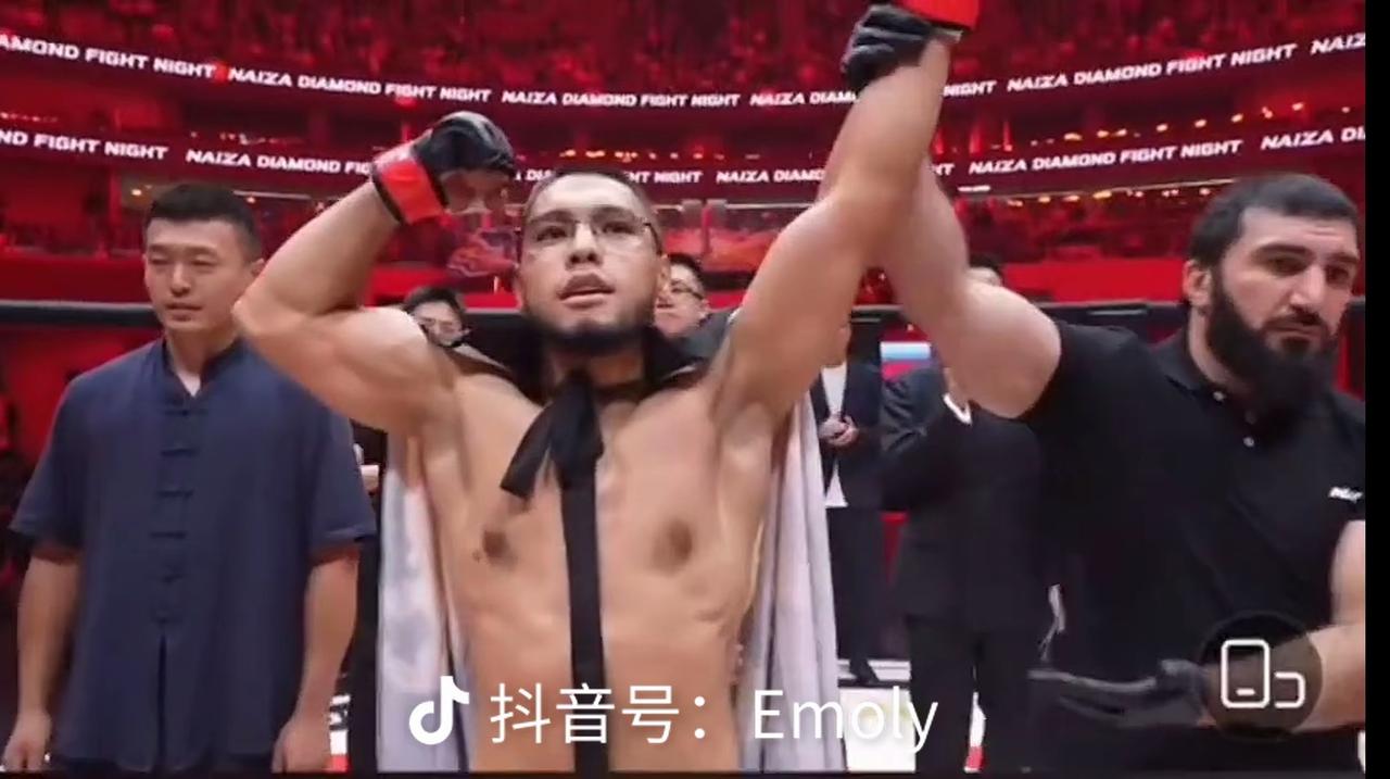 阿曼塔耶夫VS张朝，张朝第一回合惨遭KO，不得不说，阿曼塔耶夫自从拜在了鸽武缘的