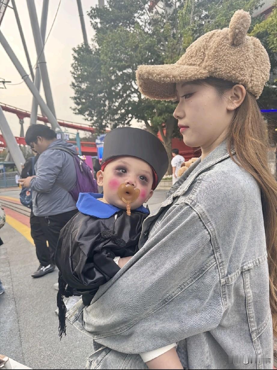 前两天去上海出差，有个地方满大街都是这种打扮的人，穿着电视剧里僵尸的衣服，也不知