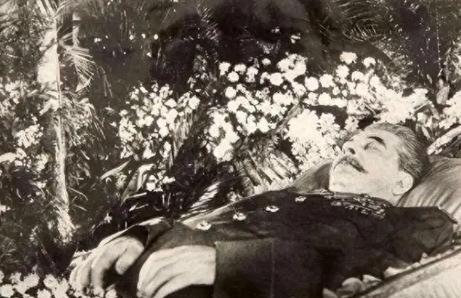 1961年，斯大林坟墓被挖开，军官们将其从水晶棺中抬了出来，迅速剥去他军服上的金