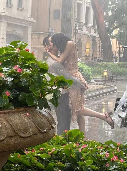 怪不得何穗不放心陈伟霆，这是陈伟霆和钟楚曦的剧中情节，雨中激情相拥热吻，这谁能放