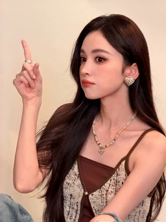 感觉娜扎头发丝都是香的古力娜扎live图的含金量原生动态原图质感出众，风吹发丝弧