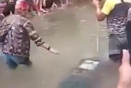 按习俗裁决土地纠纷，两名菲律宾农民水中比憋气，12分钟后双双溺亡