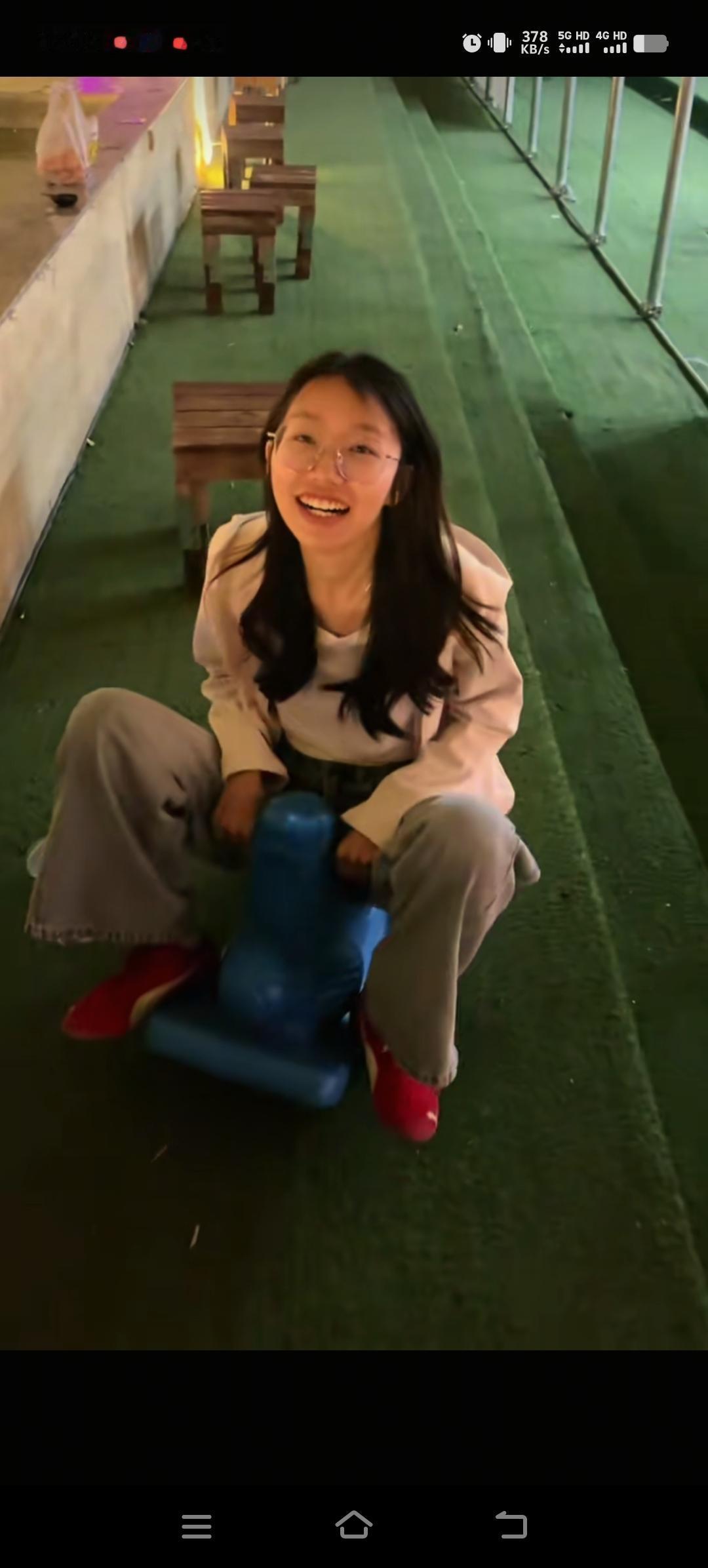 好甜蜜幸福的一对情侣啊！叶锐聪的姐姐和未来姐夫在闲暇时光出来钓虾，还不忘去游乐场