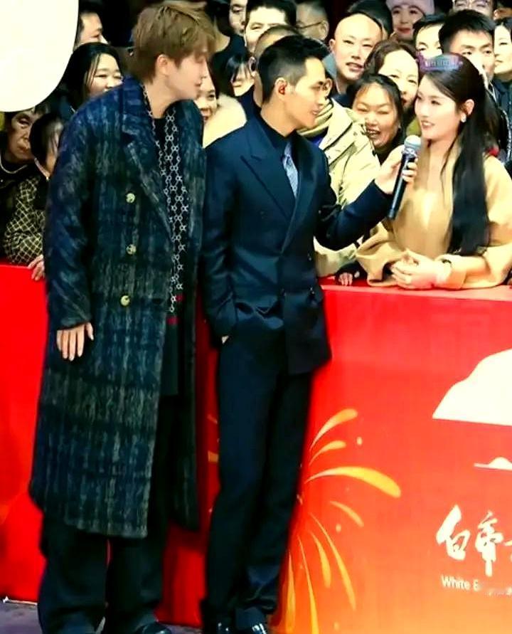 就一个动作，40万人的直播间，说崩就崩了。
 

主播海莉姐拿起奉节脐橙，对着镜