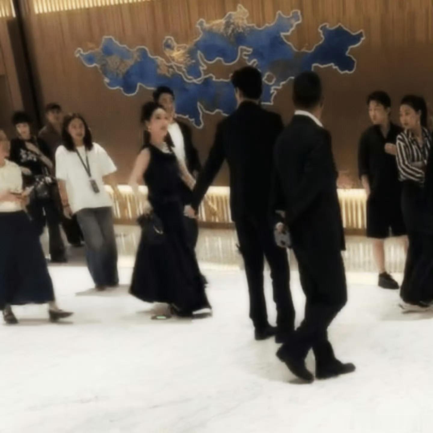 杨紫飞奔拥抱胡歌杨紫斩获白玉兰视后，后台飞奔拥抱胡歌，师徒情圆满闭环！胡歌率先起