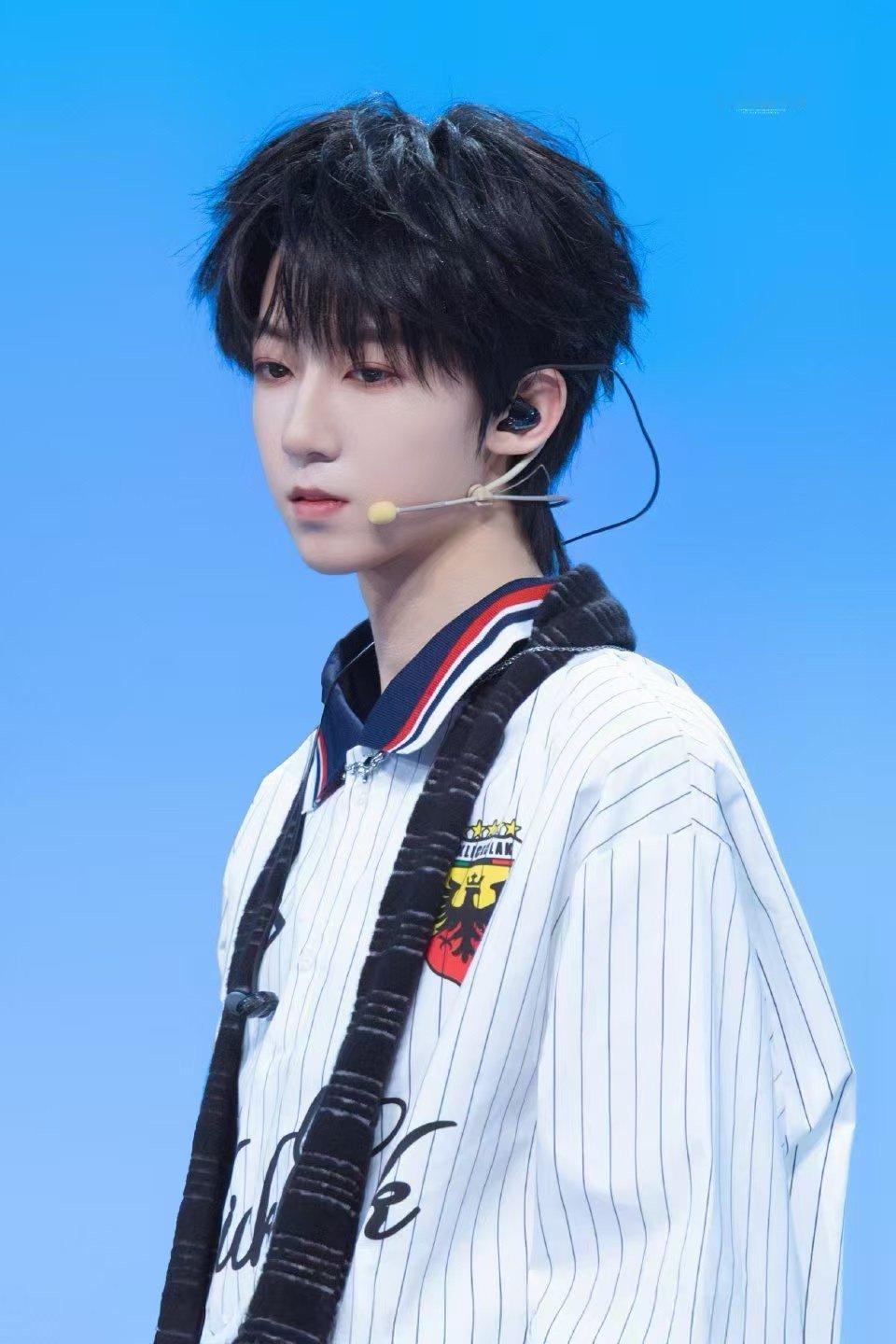 杨博文少年感亮相川渝春晚杨博文满满少年感亮相川渝春晚，期待小羊的精彩表现 