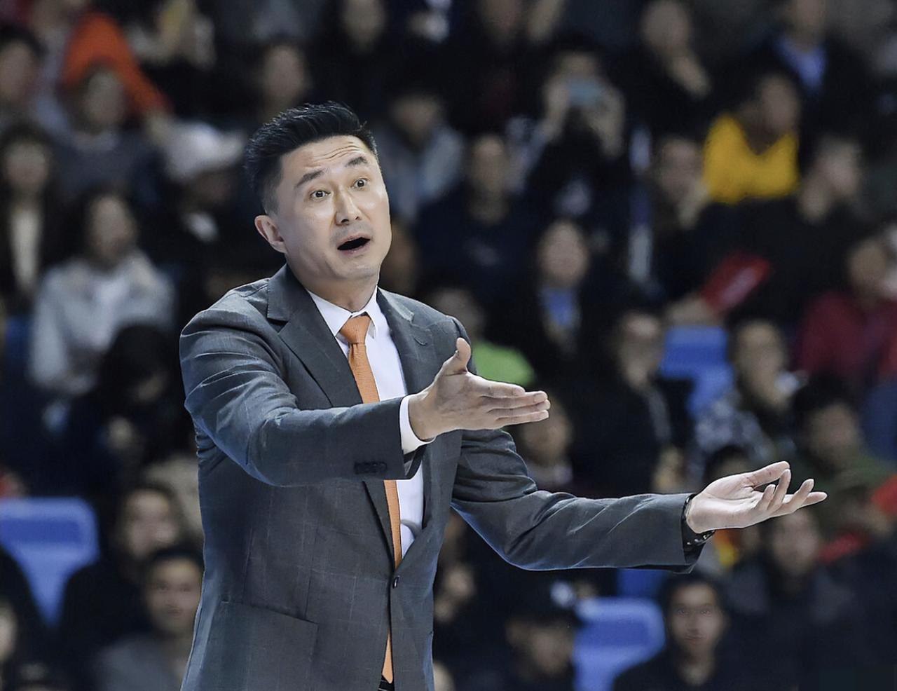 杜锋坐不住了！
面对上海男篮的内线，广东男篮束手无策！怀特塞德仅登场17分钟就拿