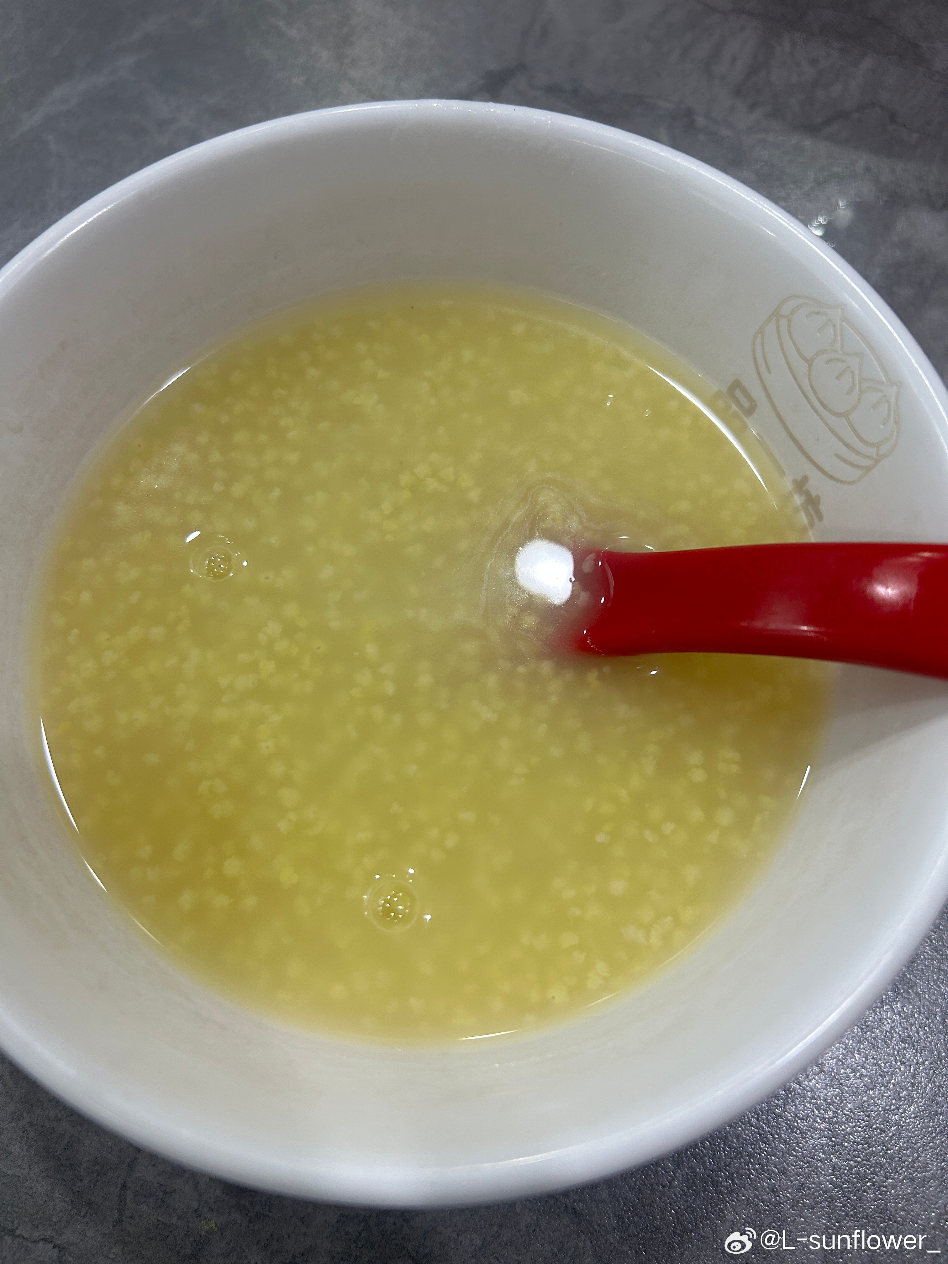 我和女儿的晚餐。第一次尝试这个糯米咸烧卖。感觉还不错。看来以后还是要勇于尝试新的