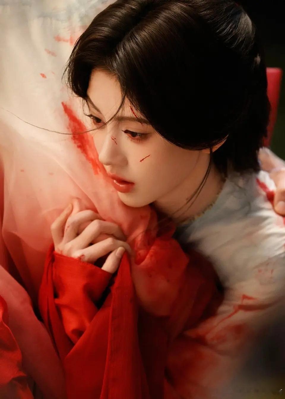 鞠婧祎工作室发图，这次妆造真的很新颖，小鞠的美也很有冲击力，橘丝真吃太好了 鞠婧