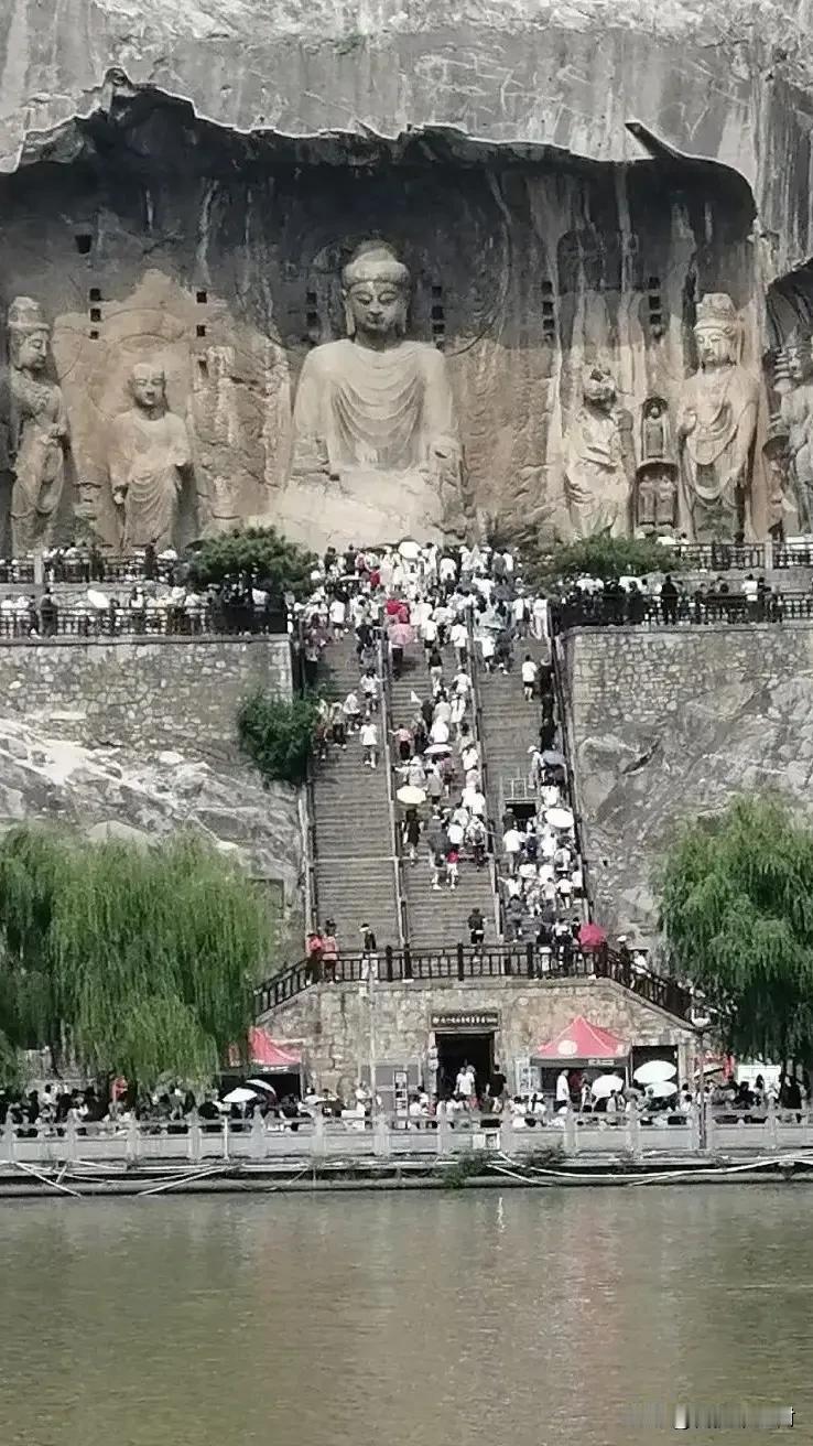 来龙门别只拍大佛！读懂这4处细节，才算看懂这座世界遗产
 
很多人来龙门石窟，匆