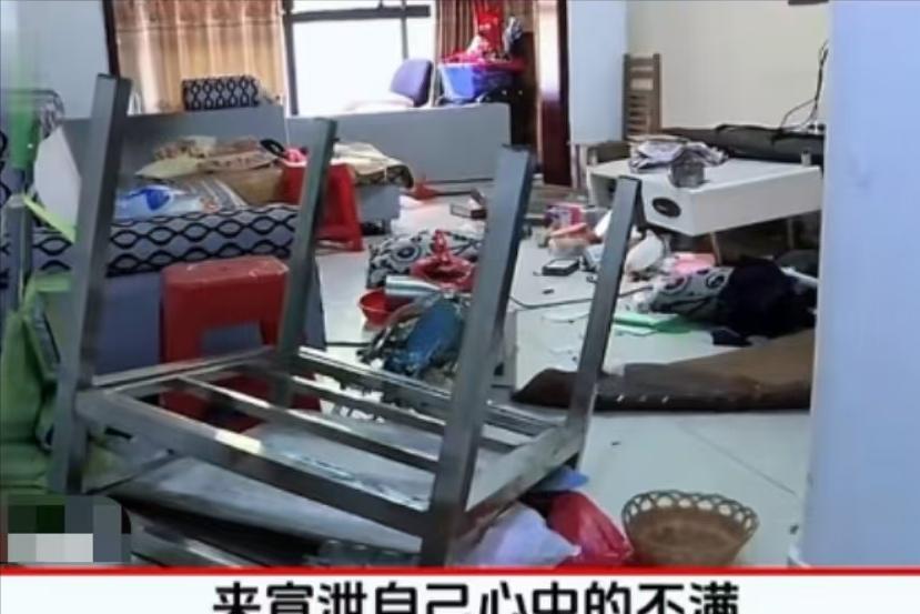 悲哀啊！湖南湘潭，一男子月薪8000，每月偷摸给父母300元，妻子发现后，把家里