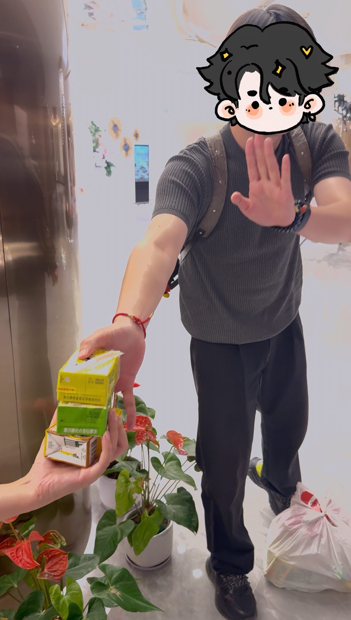 喝到制片人送的饮料啦～帅哥美女人好好👍还夸俺了 开心🥳 