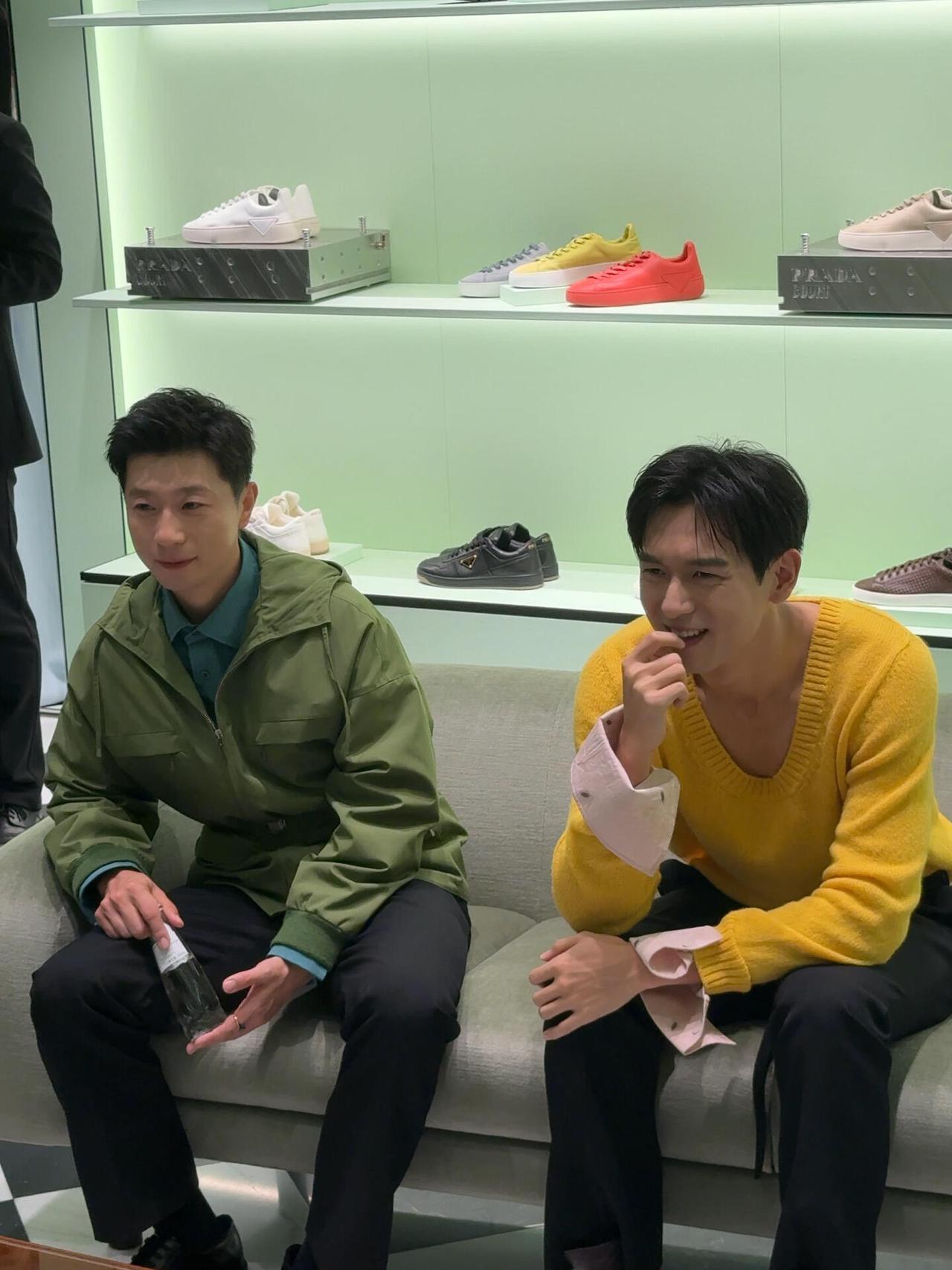 马龙今天见了很多明星吧，龙队和李现也有了合照，两大领域男神！
这次活动真的让龙队