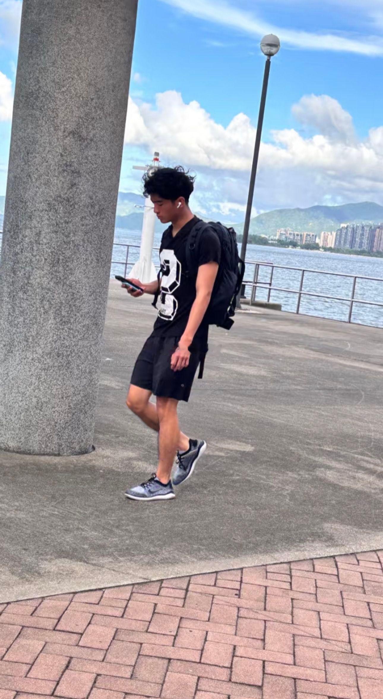 张柏芝大儿子被偶遇，非常有礼貌，网友和他打招呼会回应招手，被妈妈教育的真棒！ ​