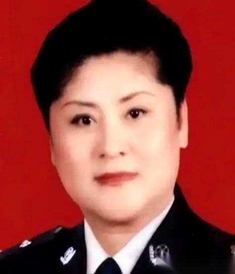 刀尖顶着脖子，冰凉。
车里除了她，还有俩壮汉，车门锁死。
死局。
然后，她开始抖