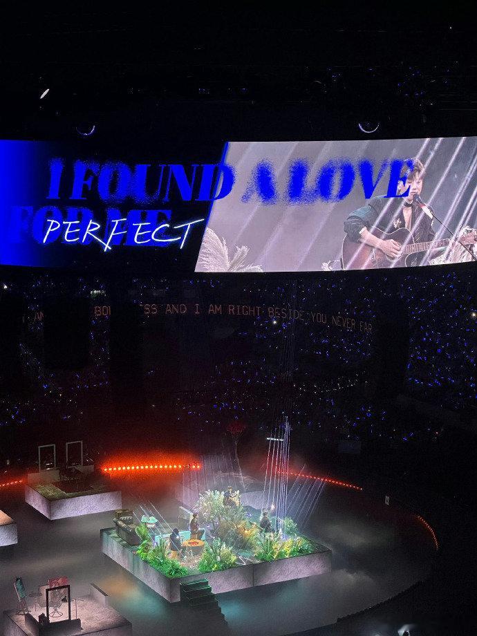 张杰成都演唱会张杰成都演唱会这波操作太6了，新发色让人眼前一亮，舞美更是精致到不