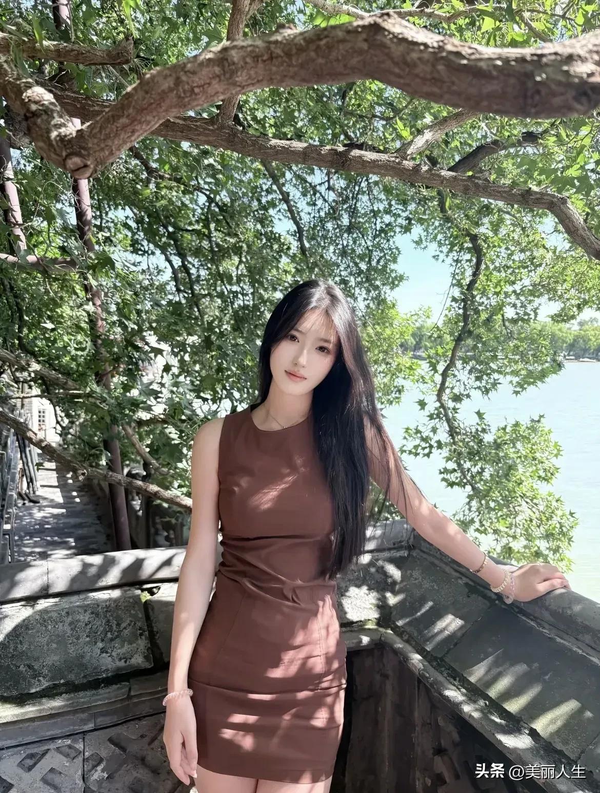 不用等谁，也不用赶时间，寻一片净土，听风从耳边吹过，看广阔蓝天白云，享受这一刻宁