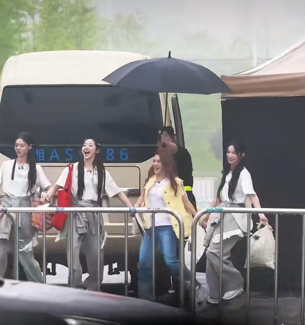 小考氛围既紧张又温暖，姐姐们互相扶持共同进步，真美好！浪姐今日二公小考乘风202