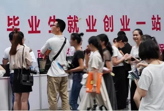 一边是 1270 万毕业生找工作，一边是企业喊招不到人。这个矛盾原因可能很多，但