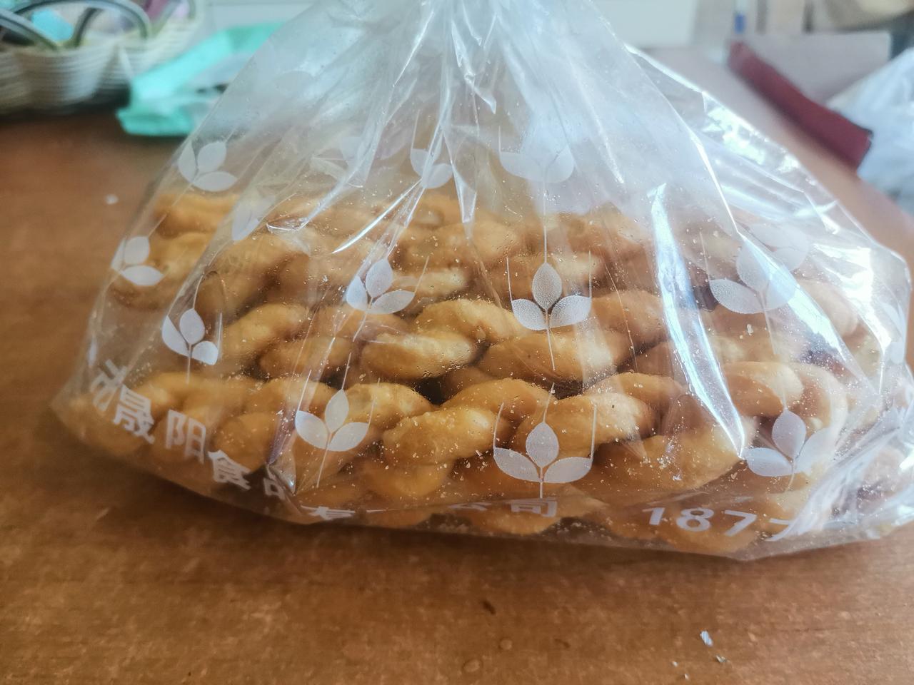 家里的零食吃不动了。买了一个多月的一斤麻花，到现在还有半袋。
可能跟小时候太穷，